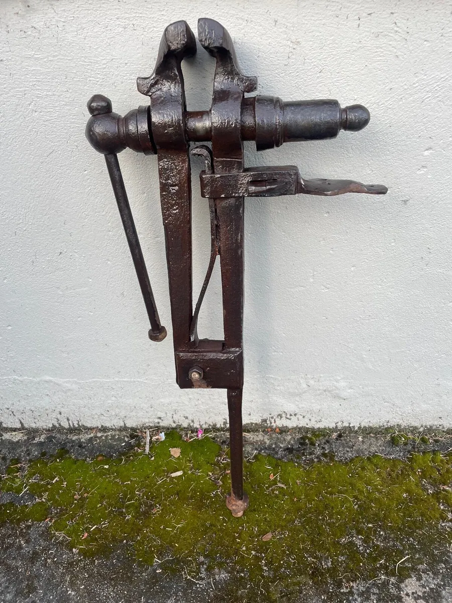Large vintage blacksmith vice - Image 1