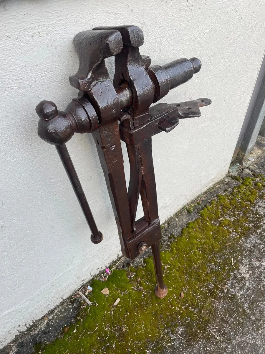 Large vintage blacksmith vice - Image 2