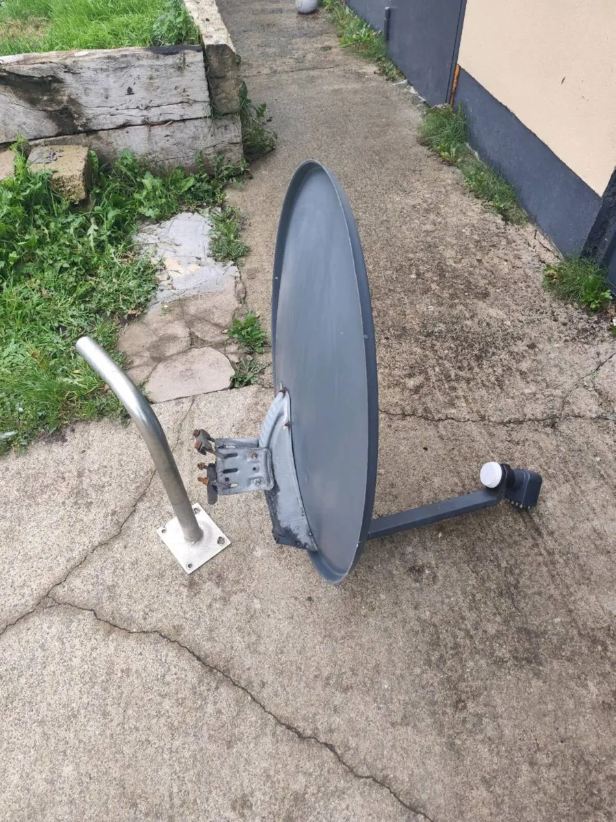 TV Satelite dish with 2 bracket - Image 1