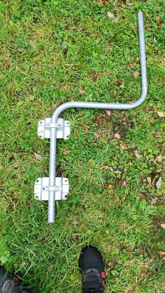 TV Satelite dish with 2 bracket - Image 3