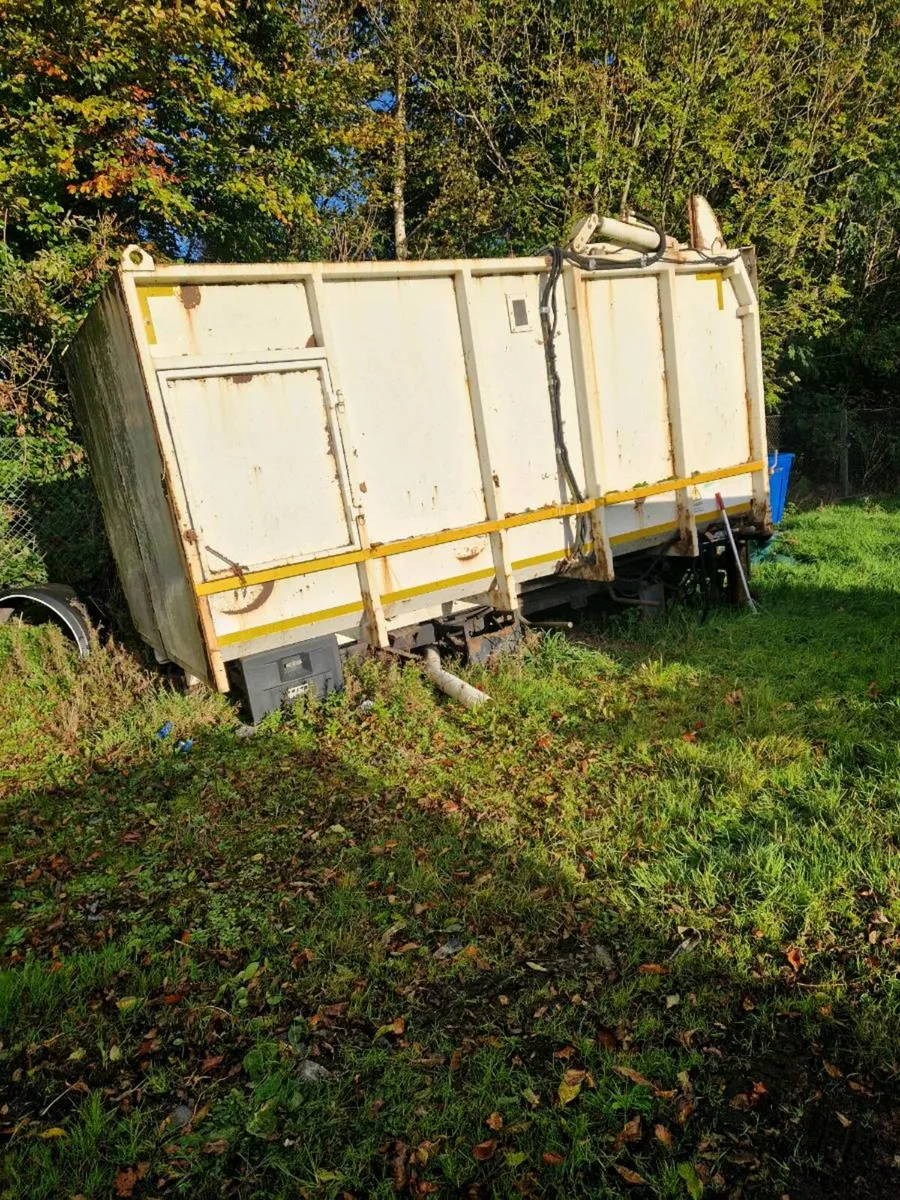 Body and bin lifter - Image 1