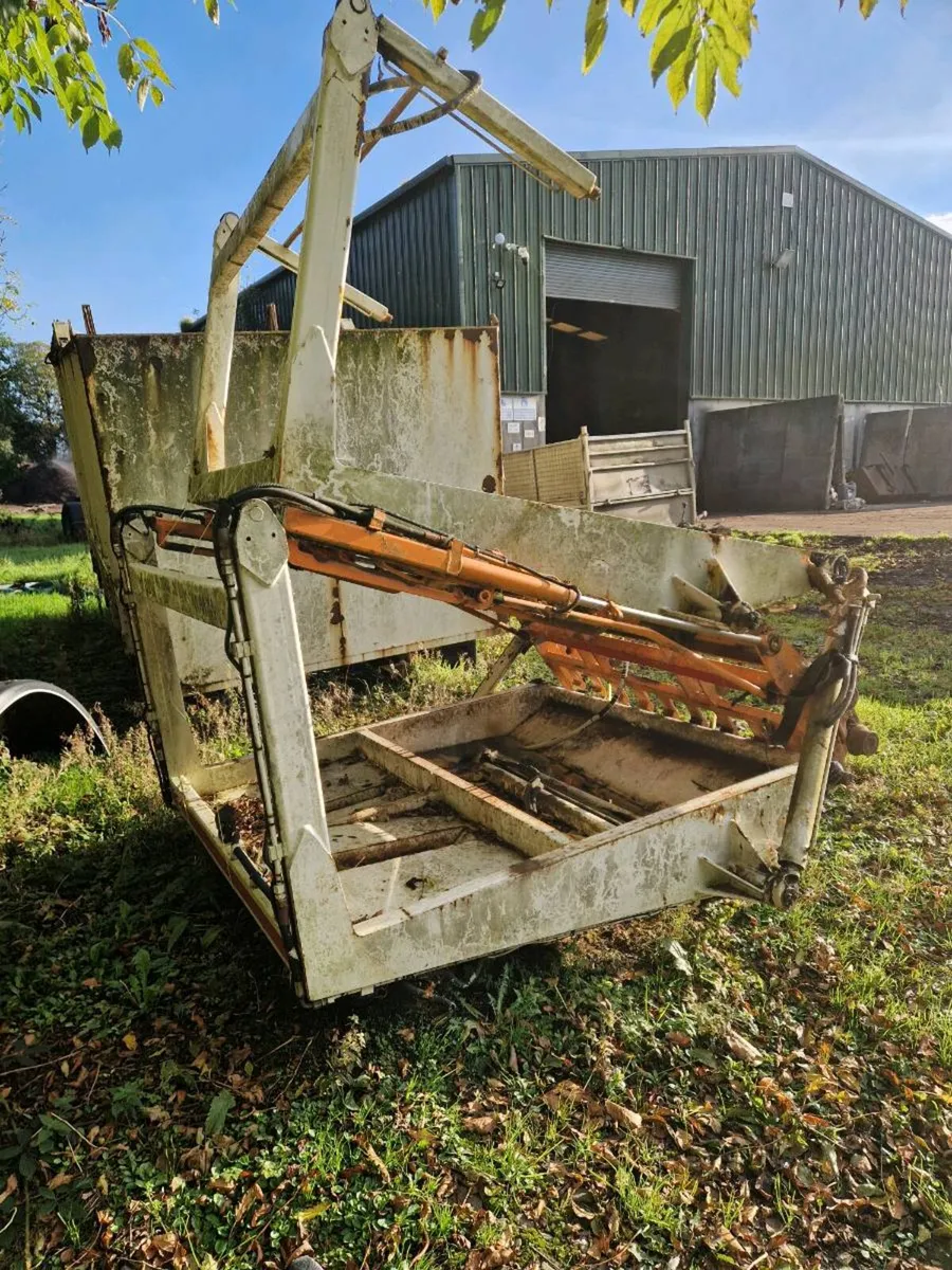 Body and bin lifter - Image 4