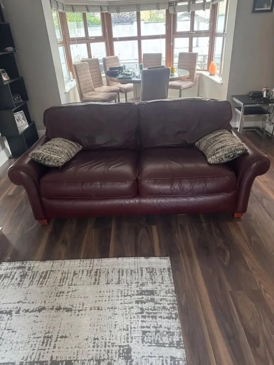 Burgundy leather 2-seater couch - Image 1