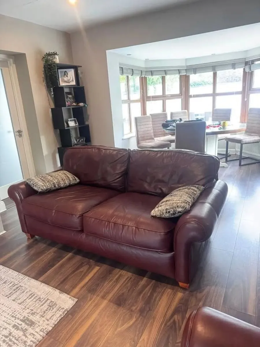 Burgundy leather 2-seater couch - Image 2