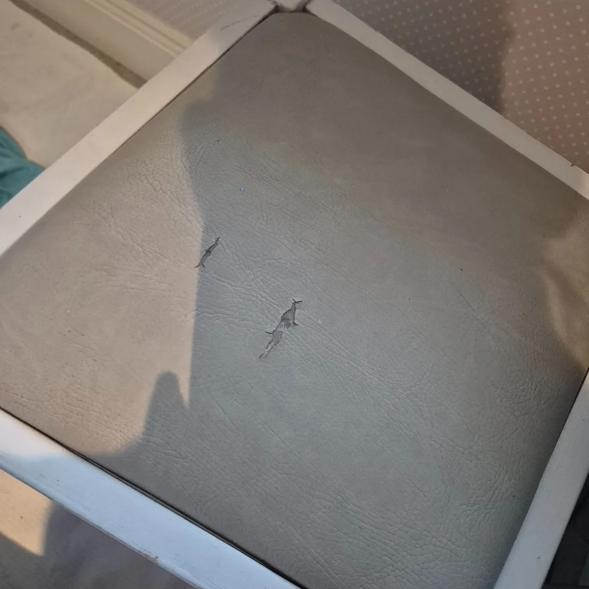 6 ft table and chairs. REDUCED FOR QUICK REMOVAL - Image 4