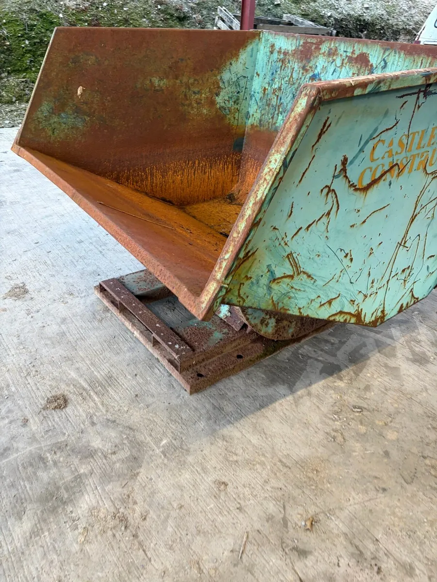 Forklift tipping skip - Image 2