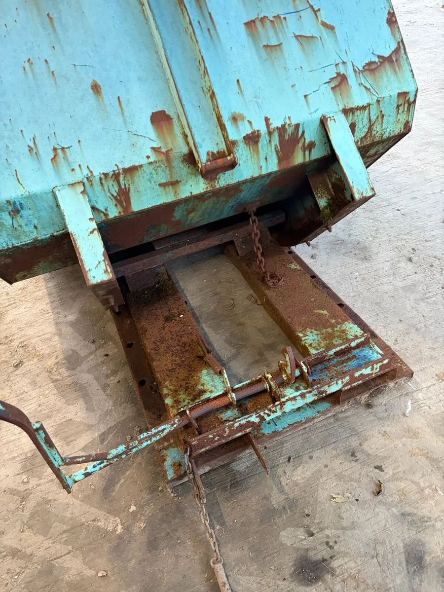Forklift tipping skip - Image 1