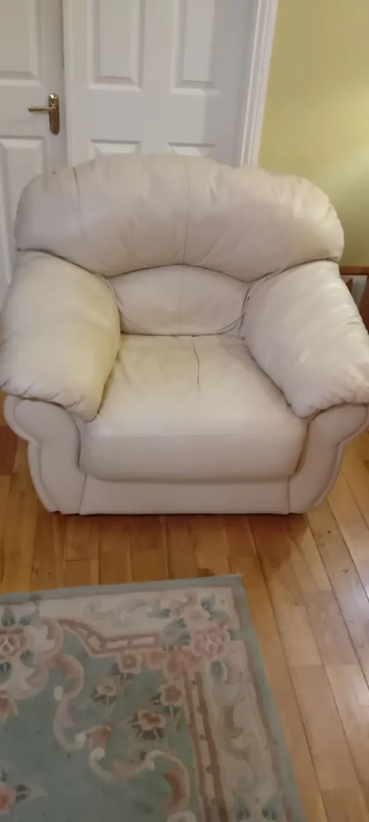 3 piece leather suite in  great condition - Image 1