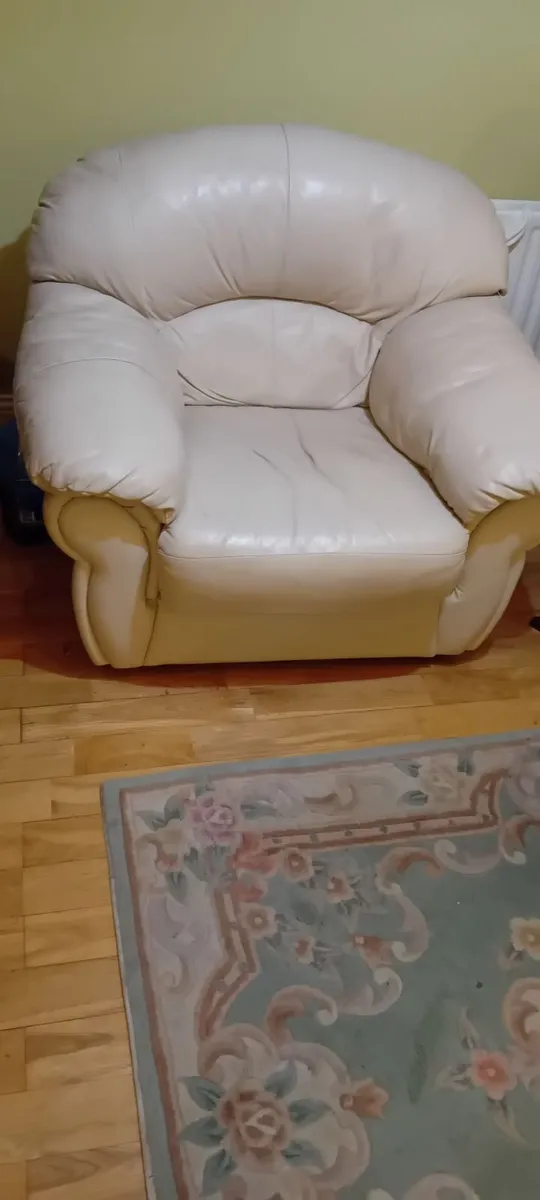 3 piece leather suite in  great condition - Image 2
