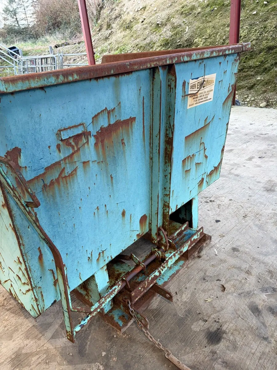 Forklift tipping skip - Image 3