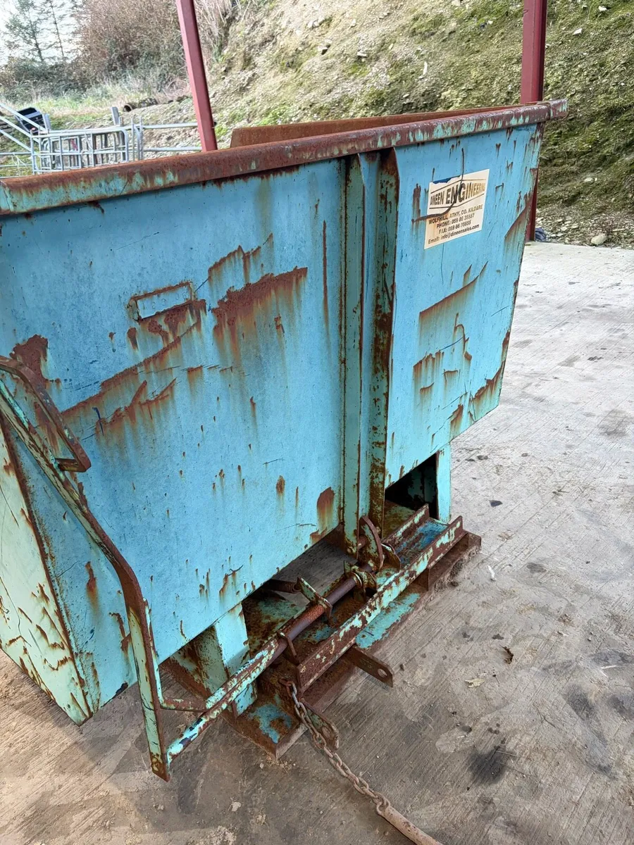 Forklift tipping skip - Image 4