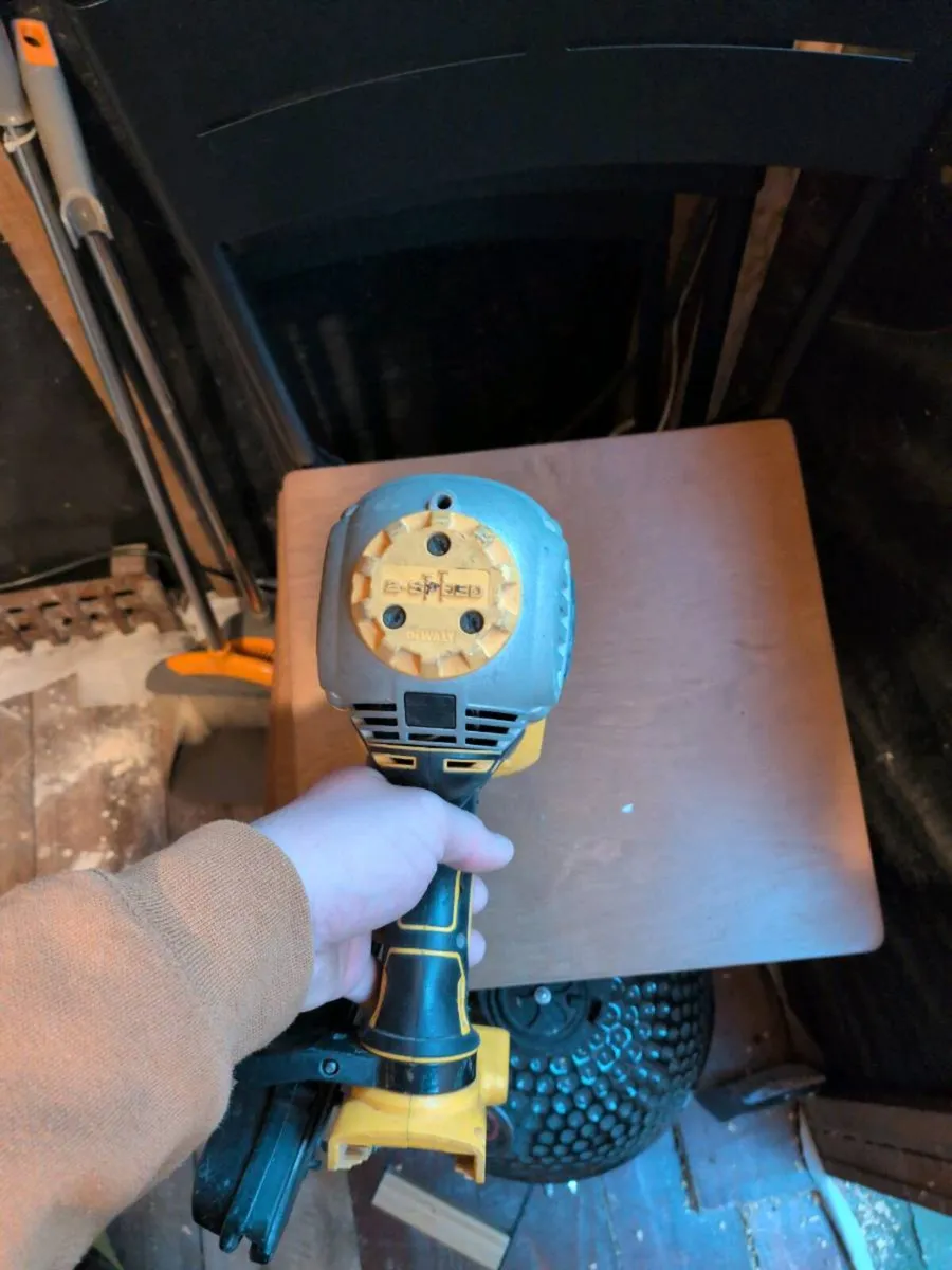 DeWalt nail gun - Image 3