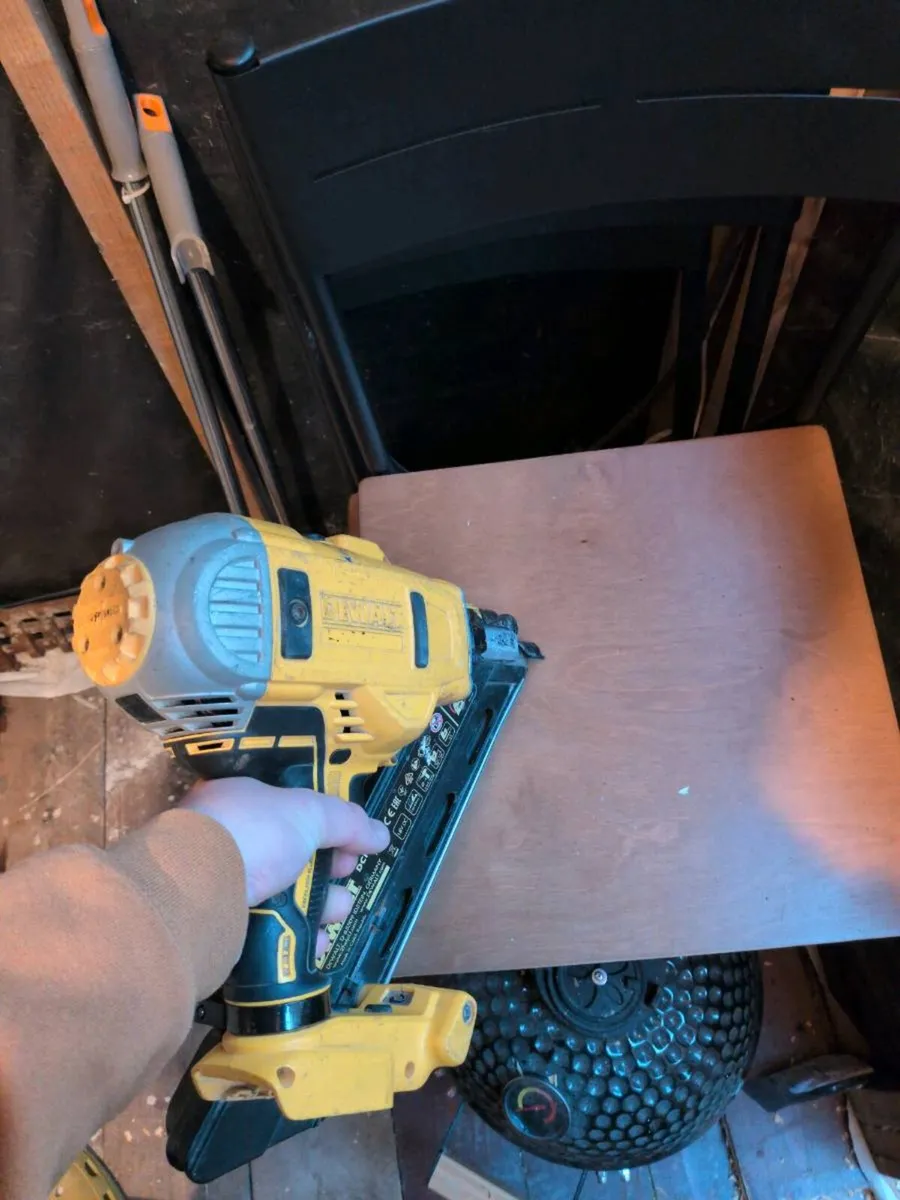 DeWalt nail gun - Image 4