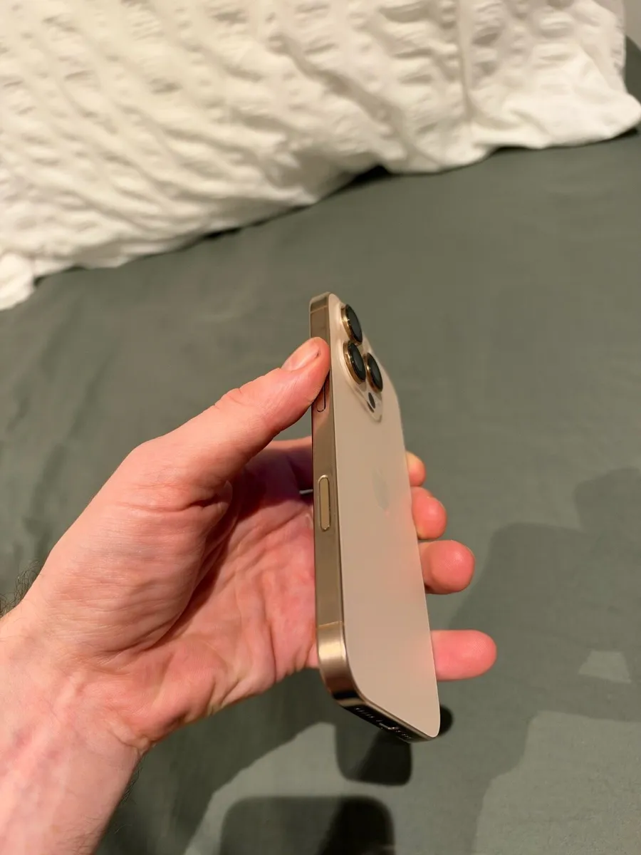 iPhone 16 Pro - Image 2
