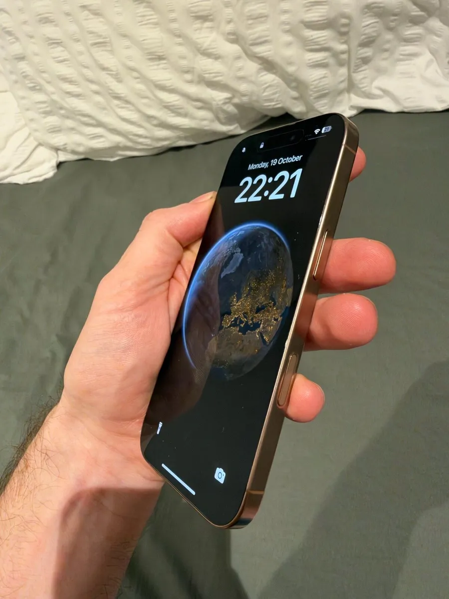 iPhone 16 Pro - Image 3