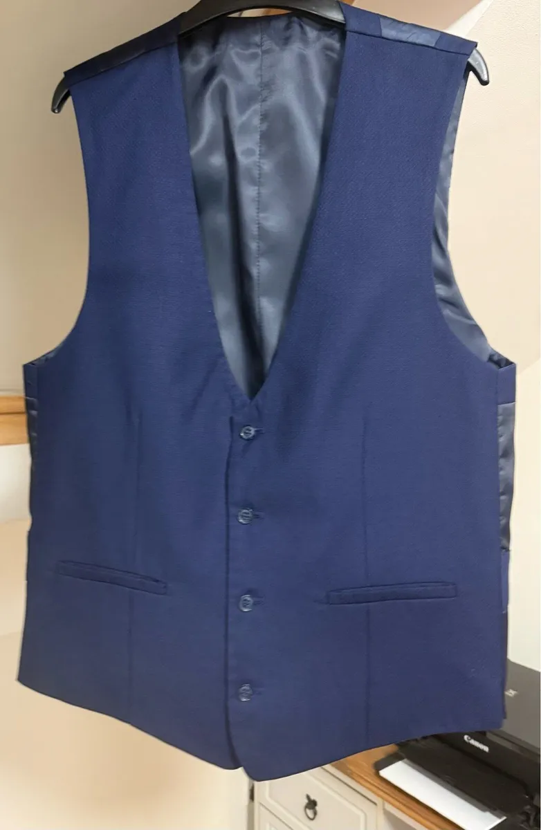 Benetti Men’s 3-Piece Suit - Image 3