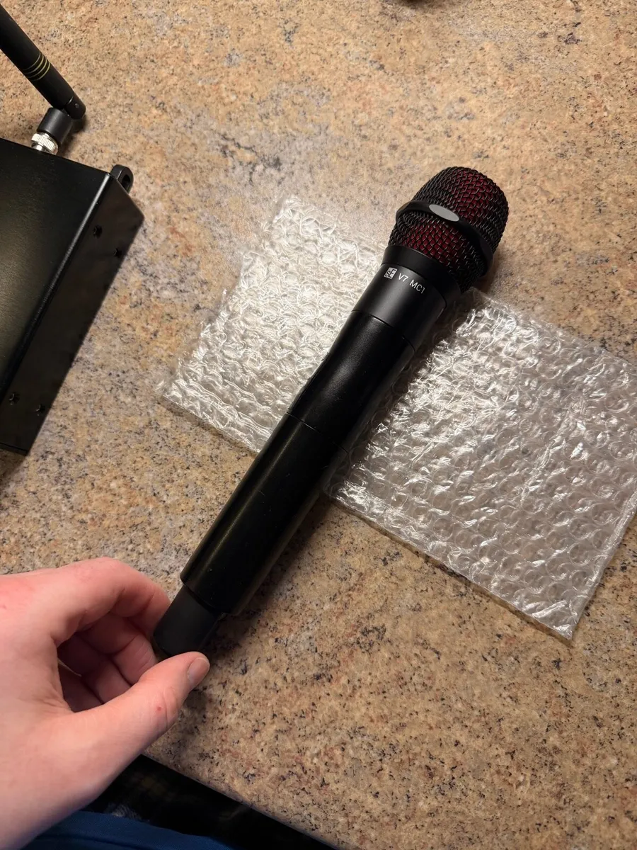 Sure, wireless microphone system - Image 3
