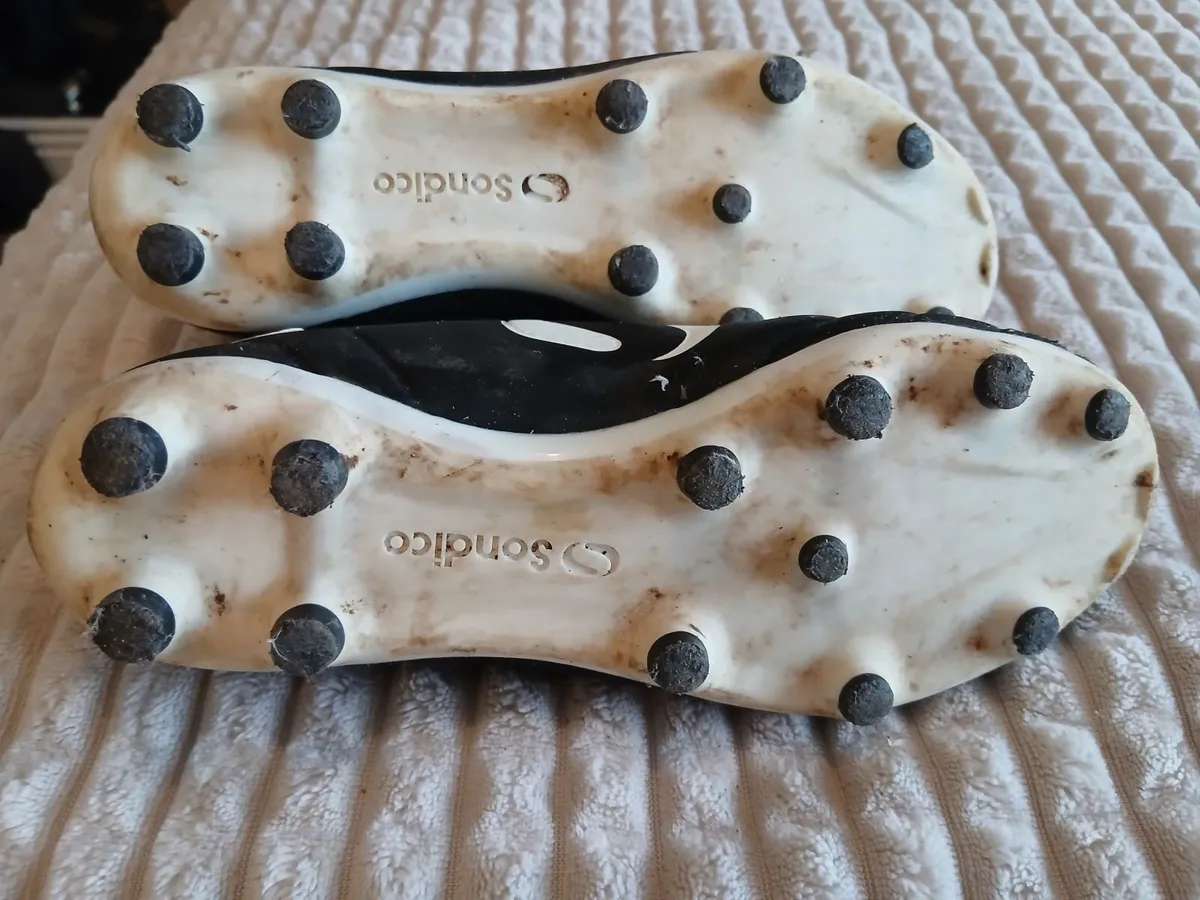 Kids football boots - Image 2