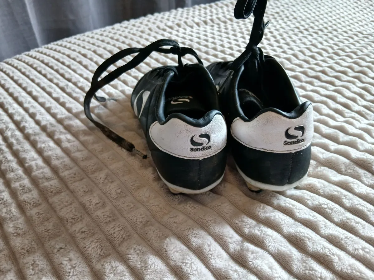 Kids football boots - Image 3