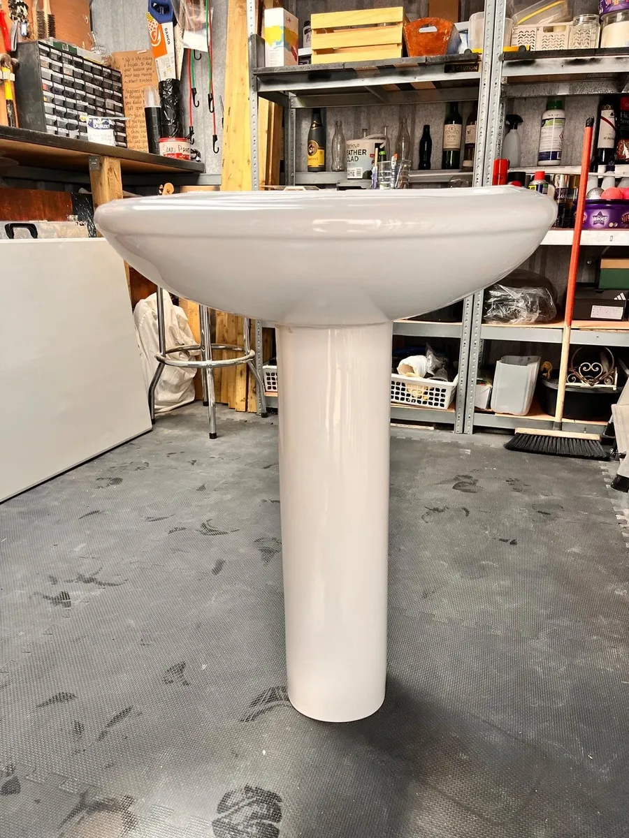 Bathroom sink - Image 1