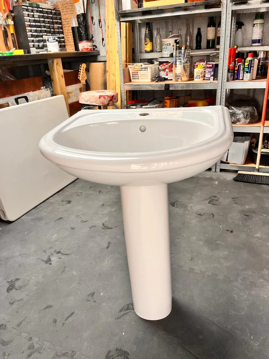 Bathroom sink - Image 3