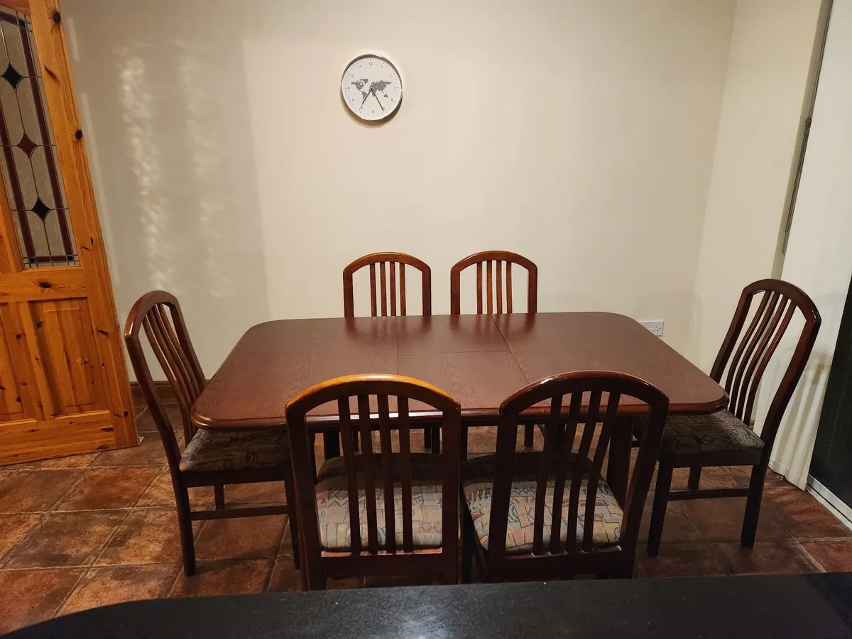 Table and chairs - Image 3