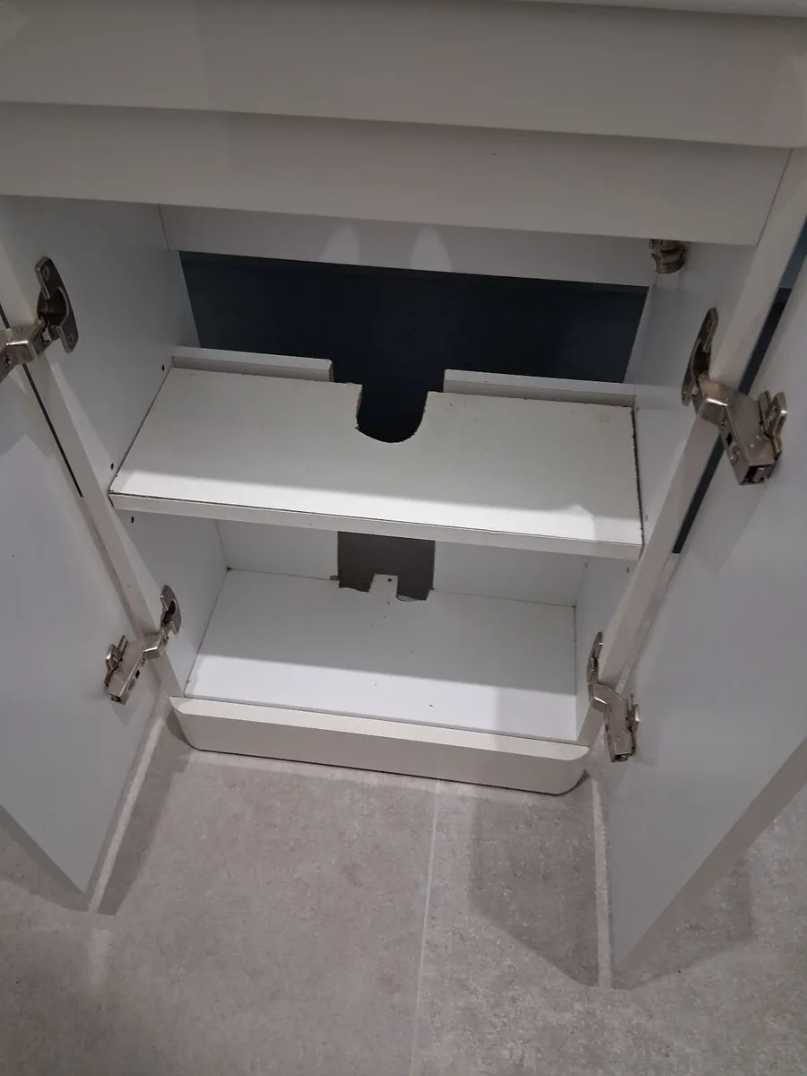 Ensuite unit sink and tap - Image 2