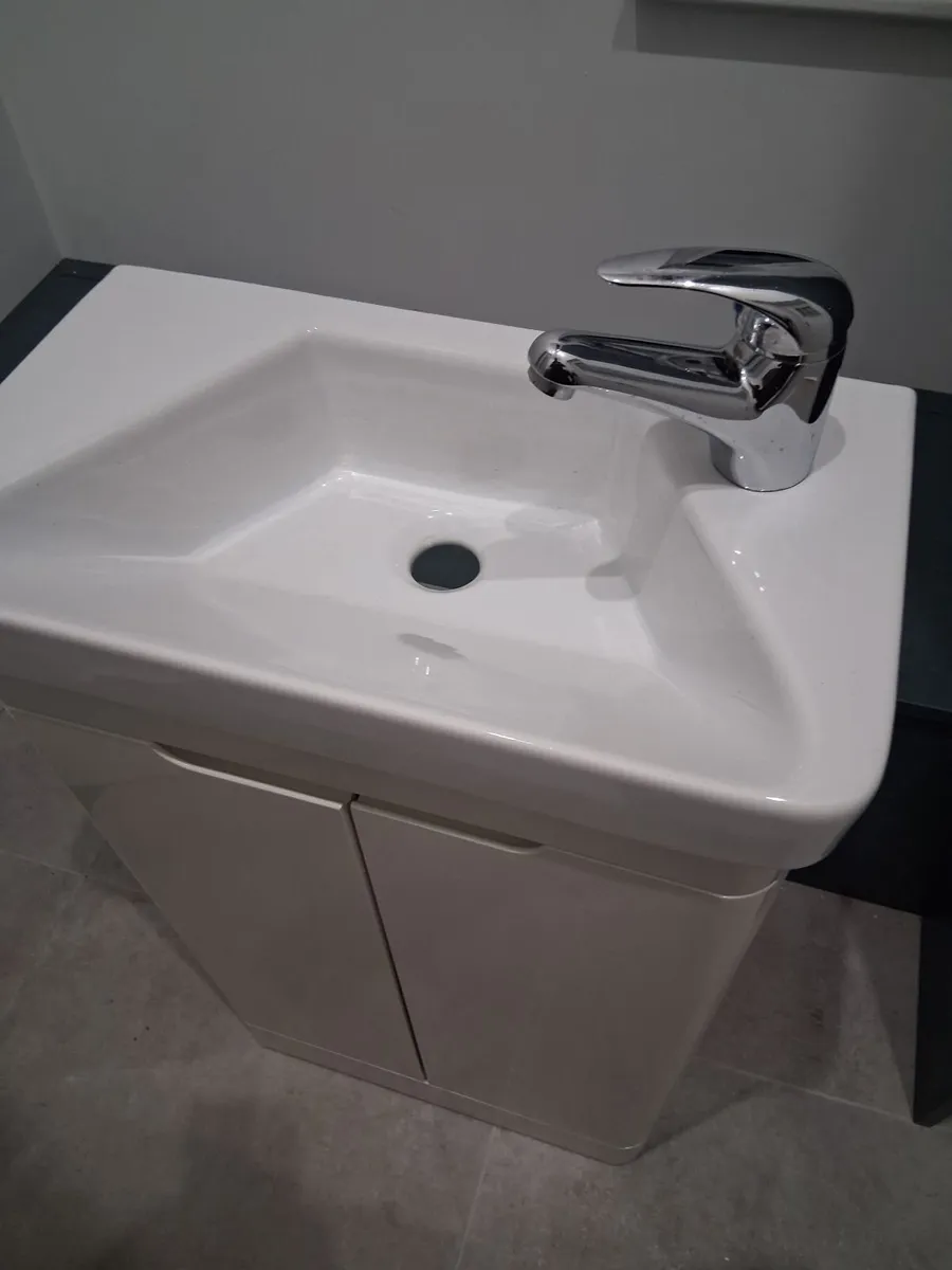 Ensuite unit sink and tap - Image 3