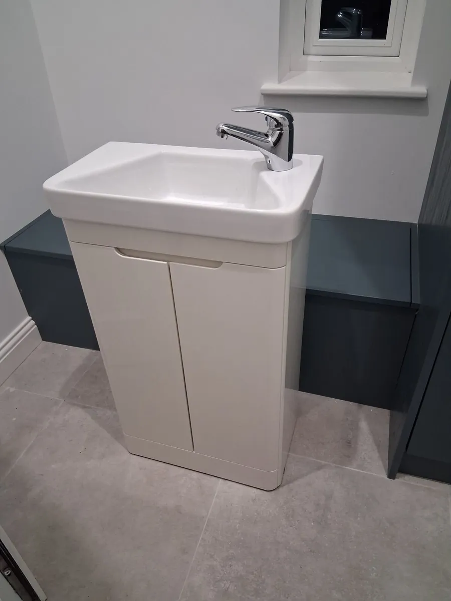 Ensuite unit sink and tap - Image 1