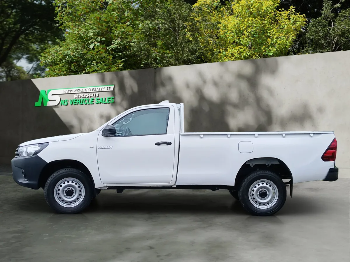 2025 Toyota Hilux Single cab - Image 3