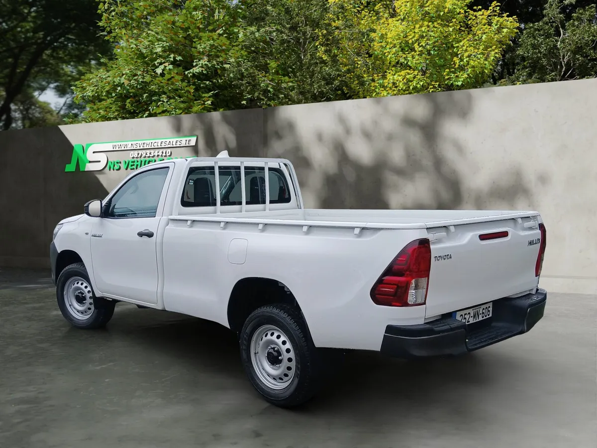 2025 Toyota Hilux Single cab - Image 4
