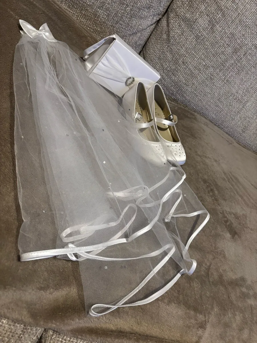 Communion dress with accessories - Image 4