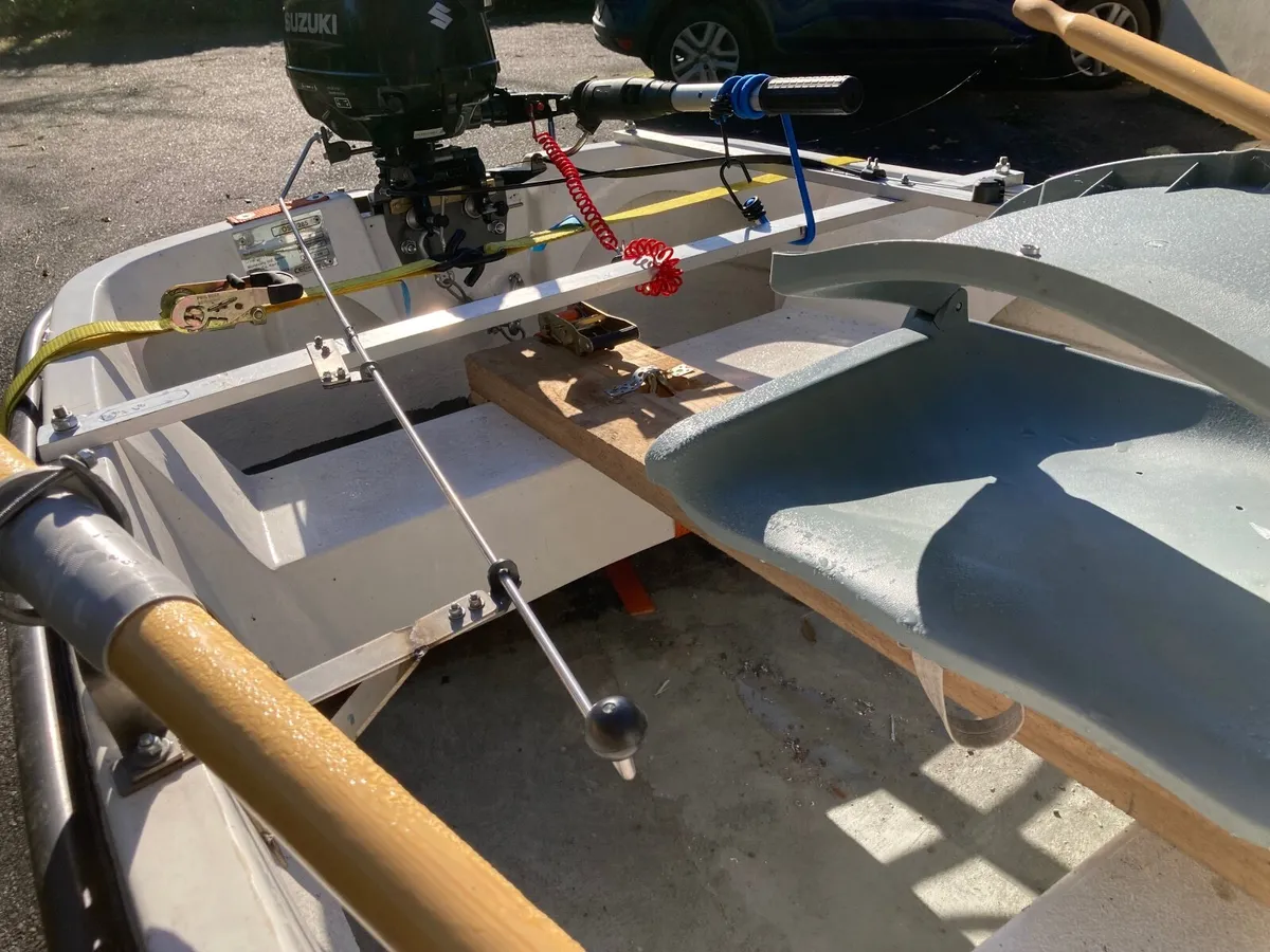Boat and trailer - Image 2