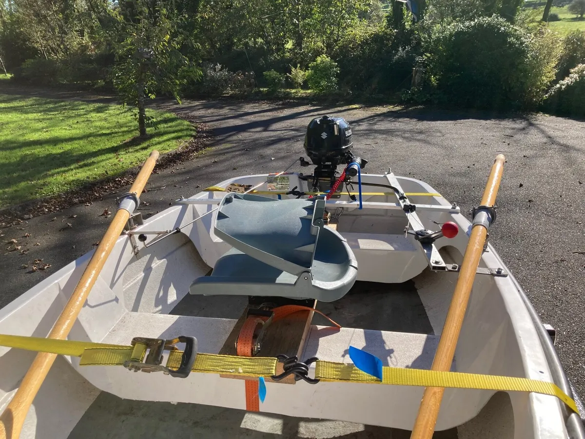 Boat and trailer - Image 3