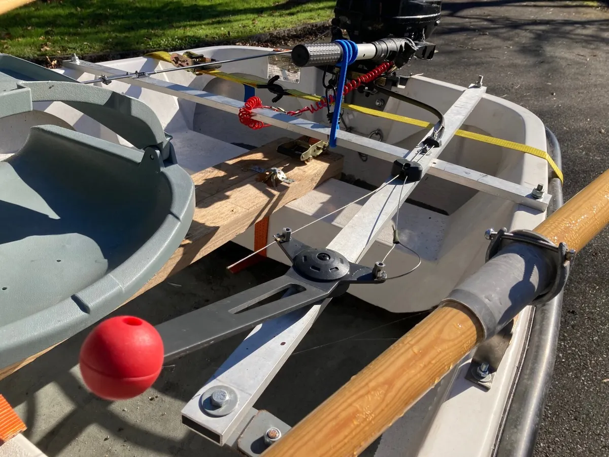Boat and trailer - Image 1