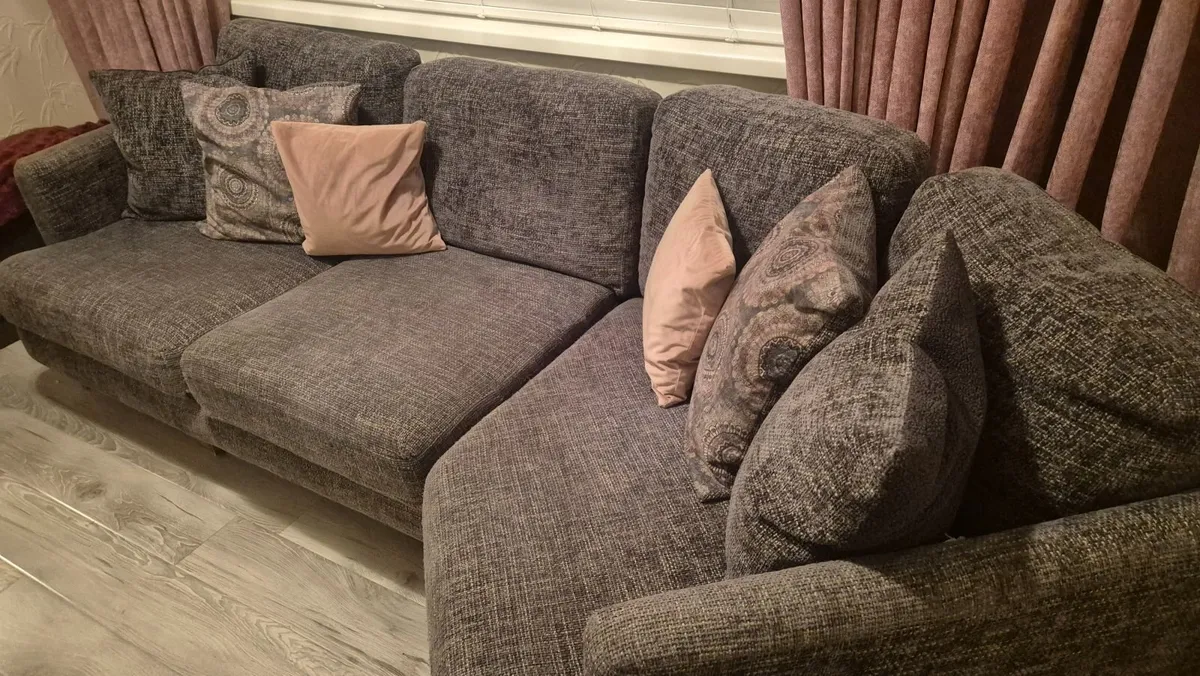 Grey corner couch with 6 matching cushions - Image 3