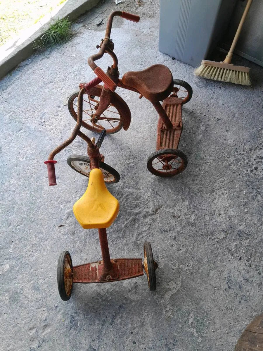 Two vintage child's bikes - Image 1