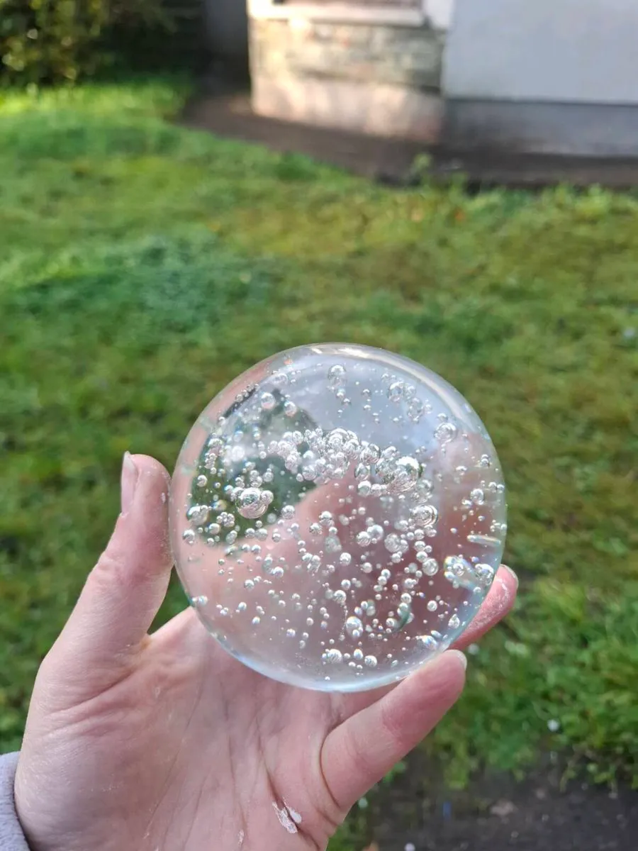 Clear modern paperweight - Image 1