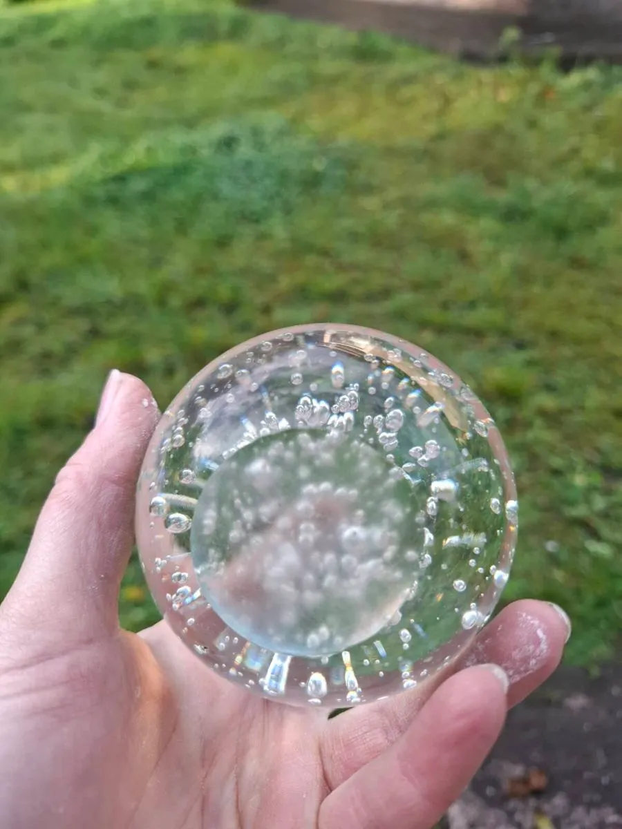 Clear modern paperweight - Image 2