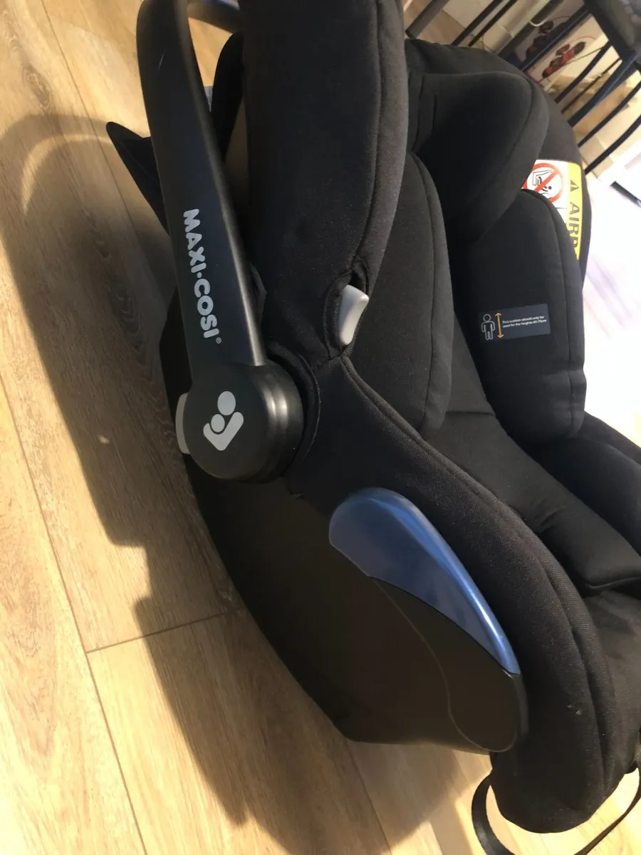 Car seat and shades - Image 1