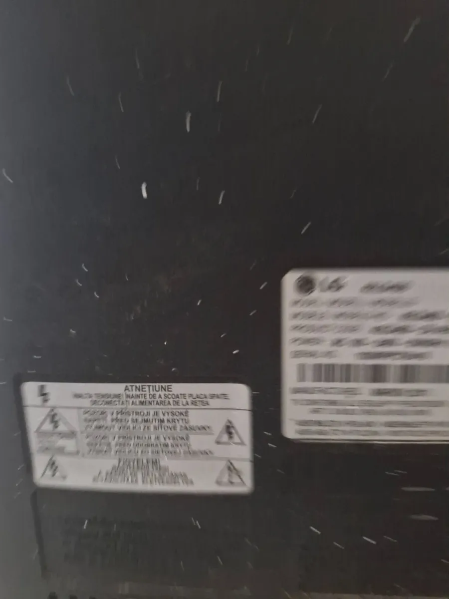 LG 42LD450, a 42-inch Full HD LCD television - Image 2