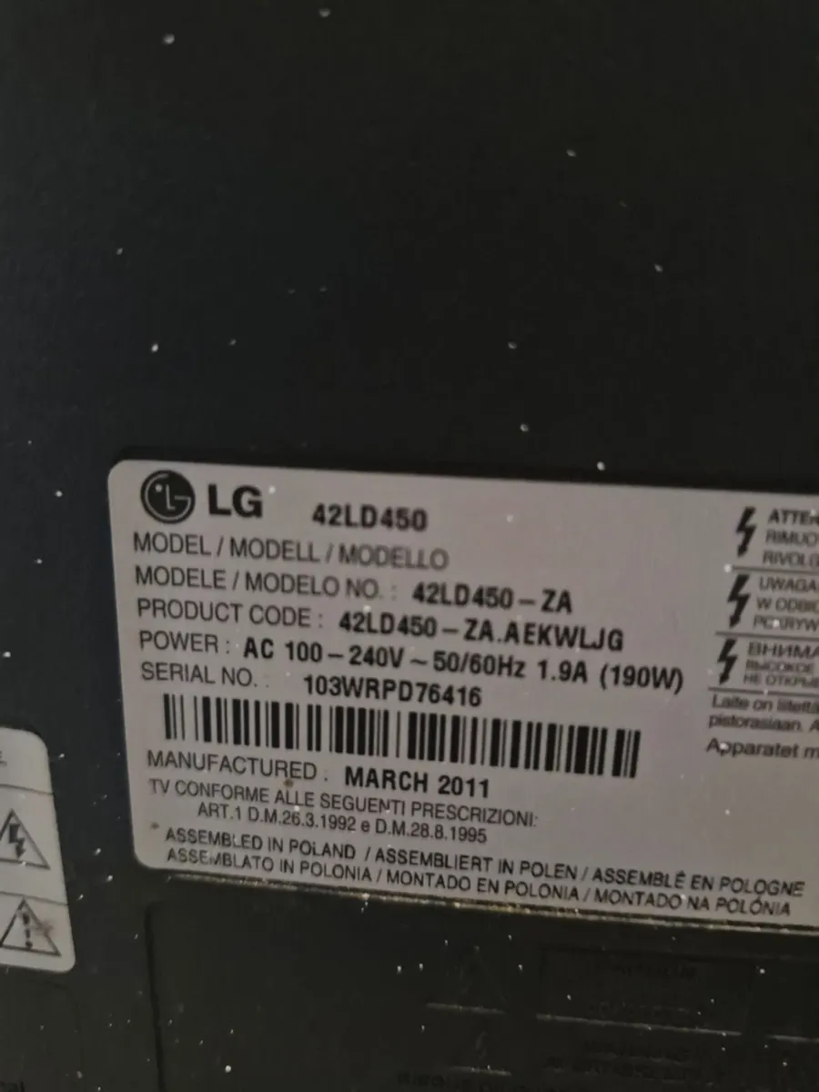 LG 42LD450, a 42-inch Full HD LCD television - Image 3