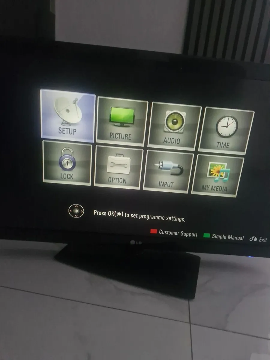 LG 42LD450, a 42-inch Full HD LCD television - Image 1
