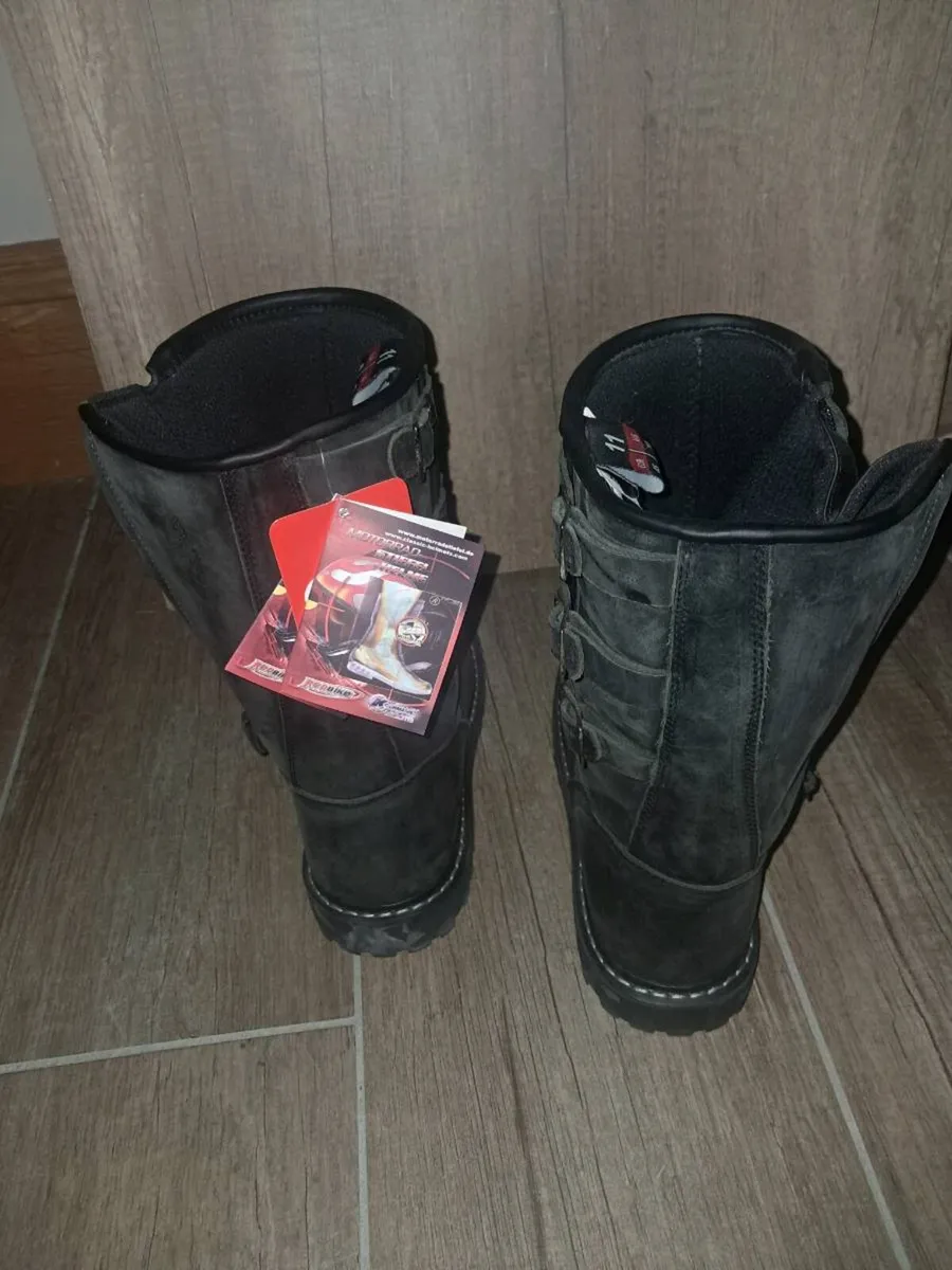 Boots - Image 4