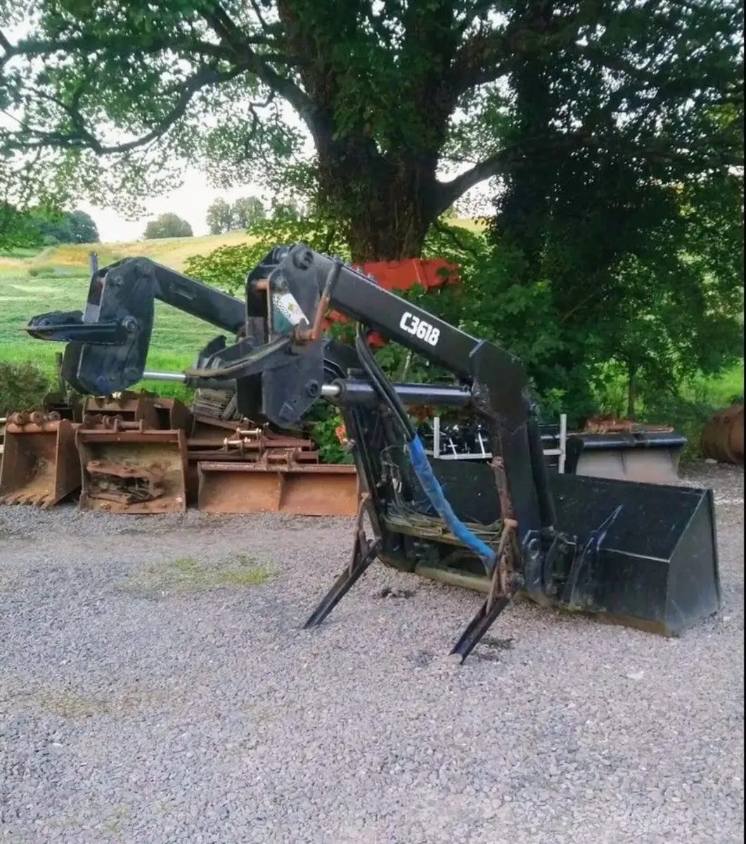 CASE MX FRONT TRACTOR LOADER + BUCKET - Image 1
