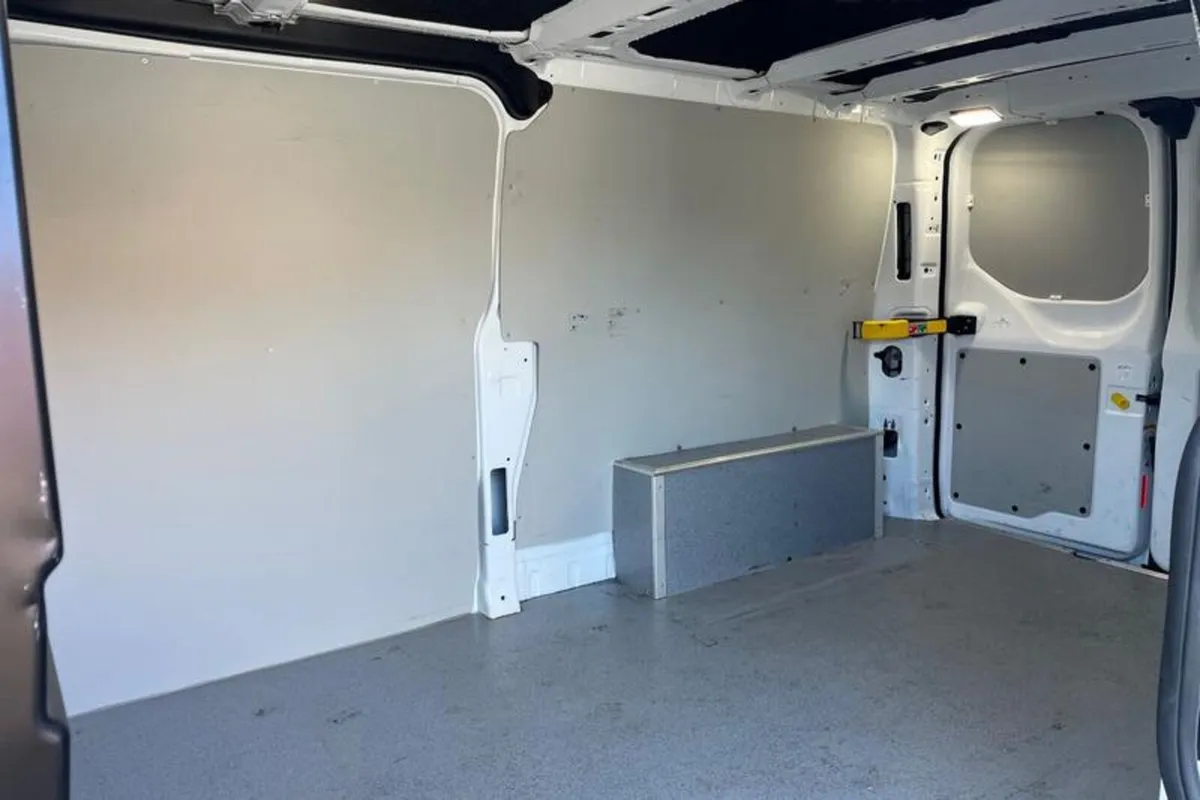 Ford Transit Custom 300 L2  FWD 2.0 EcoBlue 130ps - Image 4