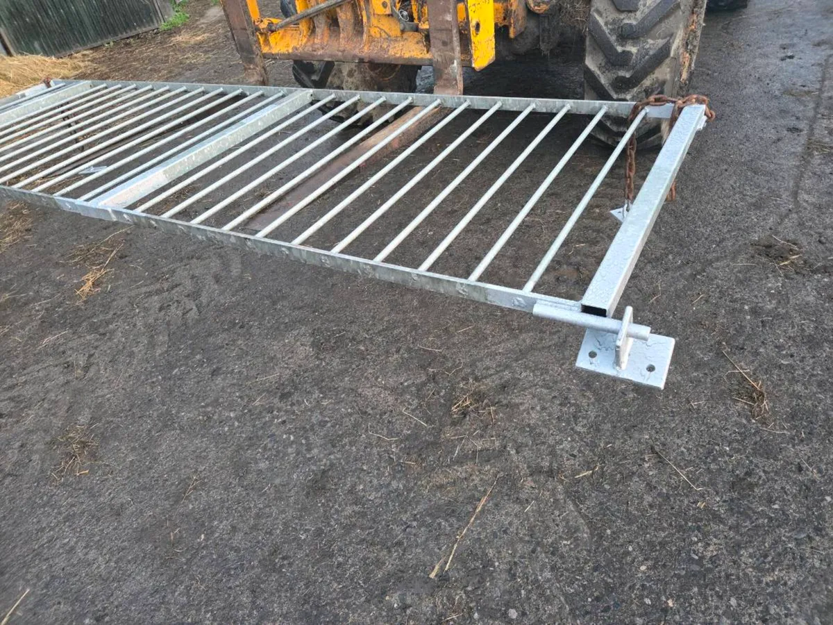 Hay rack for wall 3250mm long - Image 3