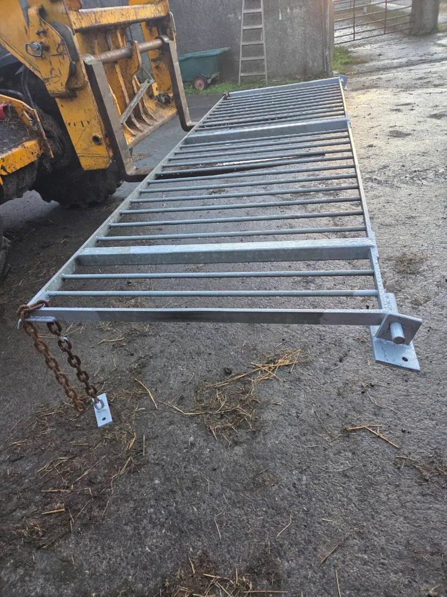 Hay rack for wall 3250mm long - Image 1
