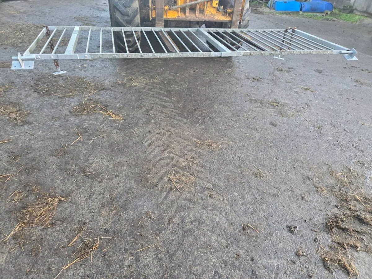 Hay rack for wall 3250mm long - Image 2