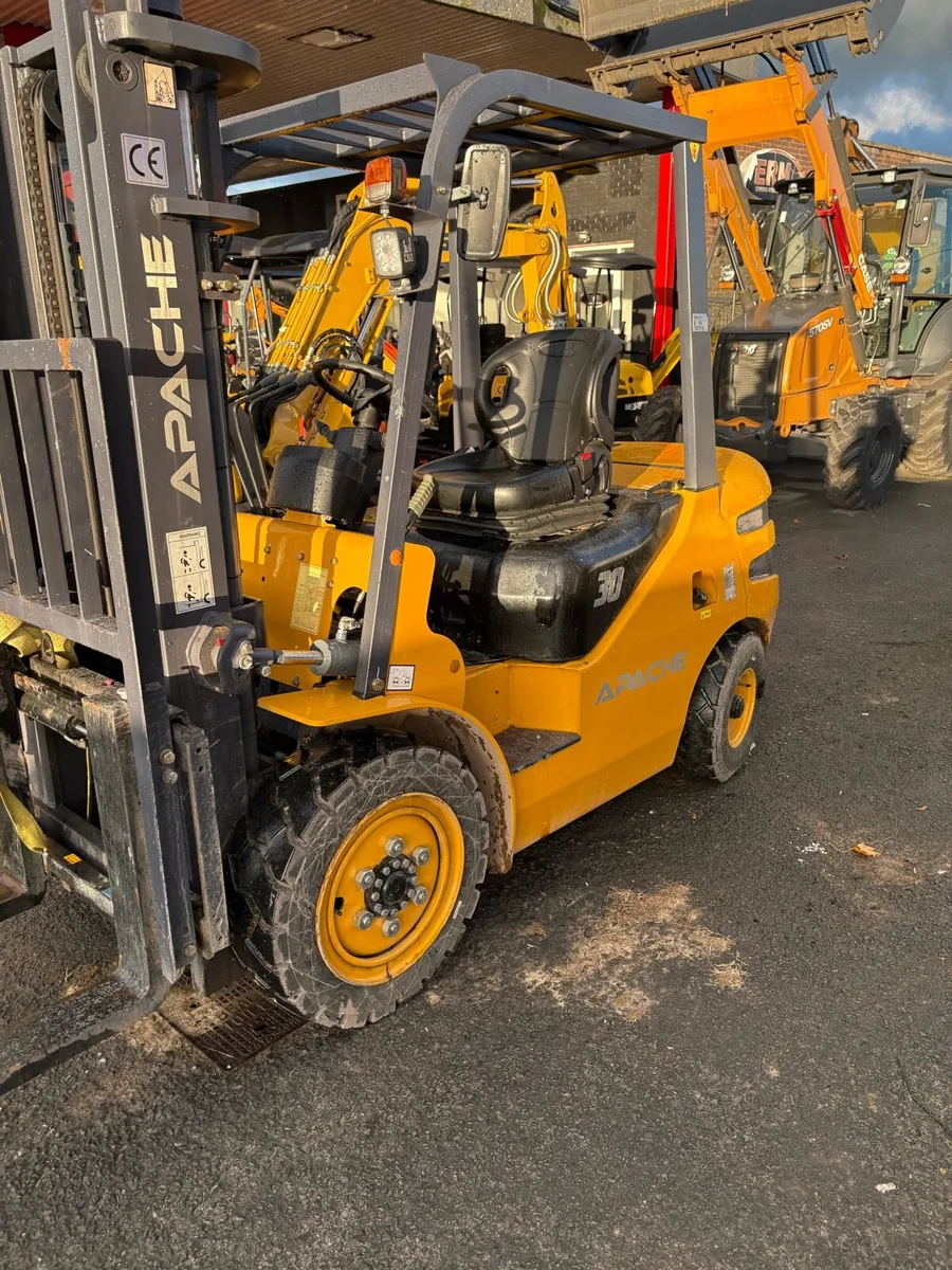 26 Apache 3ton Forklift 2Stage mast - Image 1